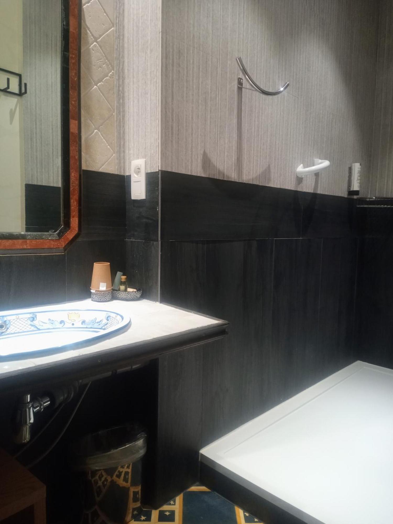 Kolmojen Hotel Sint-Truiden Bagian luar foto
